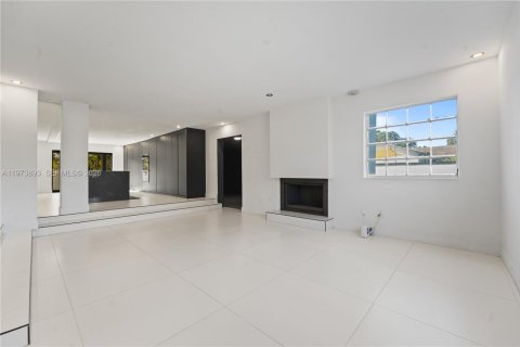 House in Palmetto Bay, Florida 4 bedrooms, 389.07 sq.m. № 2033522 - photo 12