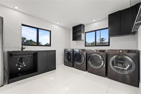 House in Palmetto Bay, Florida 4 bedrooms, 389.07 sq.m. № 2033522 - photo 28