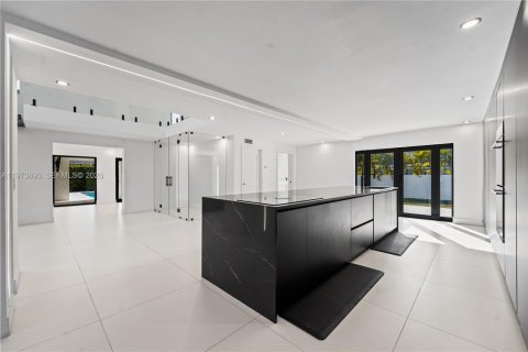 House in Palmetto Bay, Florida 4 bedrooms, 389.07 sq.m. № 2033522 - photo 13