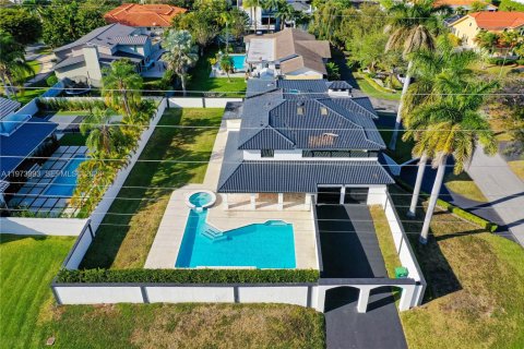 House in Palmetto Bay, Florida 4 bedrooms, 389.07 sq.m. № 2033522 - photo 5