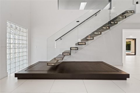 House in Palmetto Bay, Florida 4 bedrooms, 389.07 sq.m. № 2033522 - photo 25