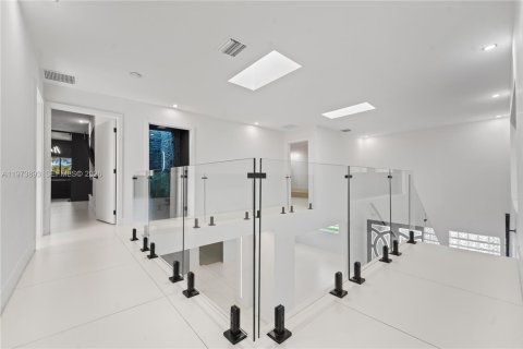 House in Palmetto Bay, Florida 4 bedrooms, 389.07 sq.m. № 2033522 - photo 26