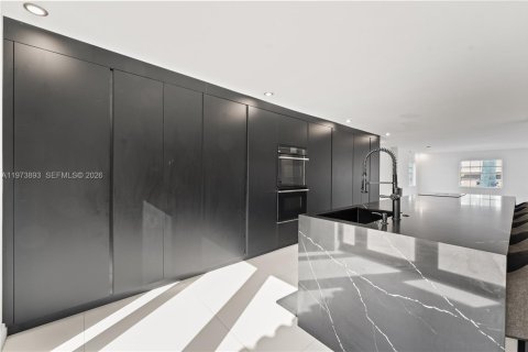 House in Palmetto Bay, Florida 4 bedrooms, 389.07 sq.m. № 2033522 - photo 16