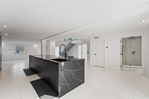 House in Palmetto Bay, Florida 4 bedrooms, 389.07 sq.m. № 2033522 - photo 10