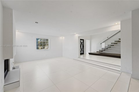 House in Palmetto Bay, Florida 4 bedrooms, 389.07 sq.m. № 2033522 - photo 11