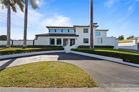 House in Palmetto Bay, Florida 4 bedrooms, 389.07 sq.m. № 2033522 - photo 3