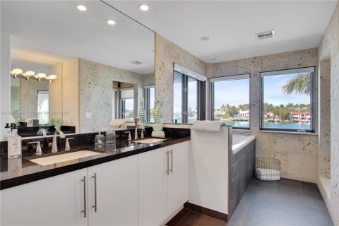 House in Miami Beach, Florida 5 bedrooms, 483.28 sq.m. № 1922518 - photo 22