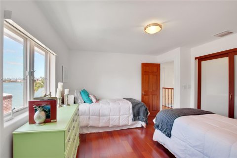 House in Miami Beach, Florida 5 bedrooms, 483.28 sq.m. № 1922518 - photo 23