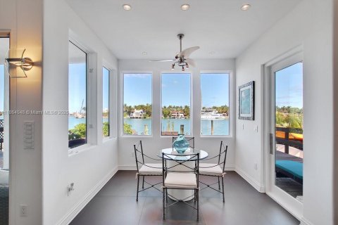 House in Miami Beach, Florida 5 bedrooms, 483.28 sq.m. № 1922518 - photo 9