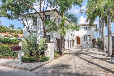House in Miami Beach, Florida 5 bedrooms, 483.28 sq.m. № 1922518 - photo 3
