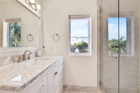 House in Miami Beach, Florida 5 bedrooms, 483.28 sq.m. № 1922518 - photo 20