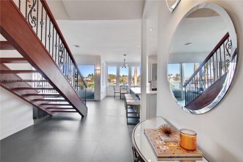 House in Miami Beach, Florida 5 bedrooms, 483.28 sq.m. № 1922518 - photo 5