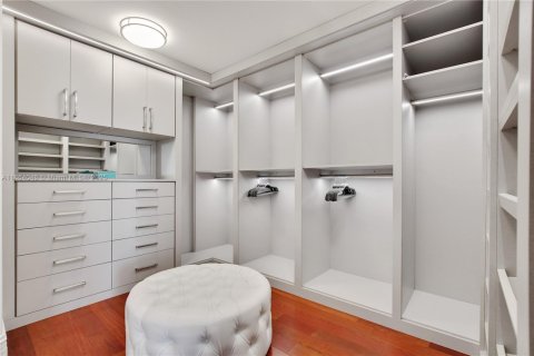 House in Miami Beach, Florida 5 bedrooms, 483.28 sq.m. № 1922518 - photo 16