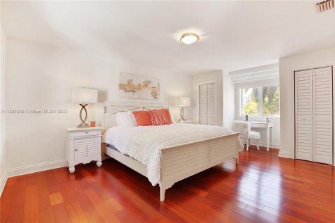 House in Miami Beach, Florida 5 bedrooms, 483.28 sq.m. № 1922518 - photo 21