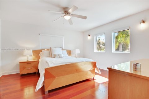 House in Miami Beach, Florida 5 bedrooms, 483.28 sq.m. № 1922518 - photo 18