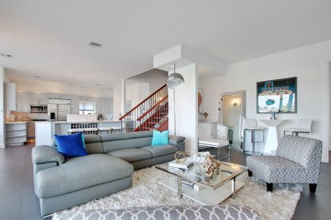 House in Miami Beach, Florida 5 bedrooms, 483.28 sq.m. № 1922518 - photo 10