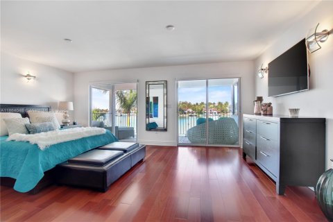 House in Miami Beach, Florida 5 bedrooms, 483.28 sq.m. № 1922518 - photo 13