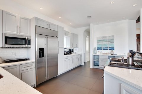 House in Miami Beach, Florida 5 bedrooms, 483.28 sq.m. № 1922518 - photo 8