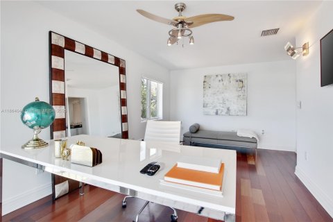 House in Miami Beach, Florida 5 bedrooms, 483.28 sq.m. № 1922518 - photo 27
