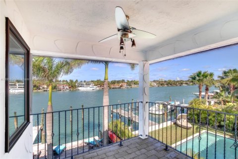 House in Miami Beach, Florida 5 bedrooms, 483.28 sq.m. № 1922518 - photo 29