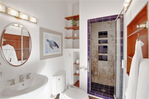 House in Miami Beach, Florida 5 bedrooms, 483.28 sq.m. № 1922518 - photo 28