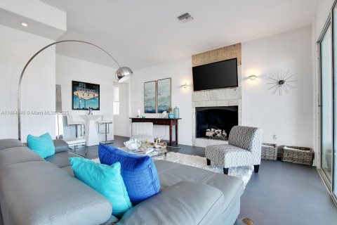 House in Miami Beach, Florida 5 bedrooms, 483.28 sq.m. № 1922518 - photo 11