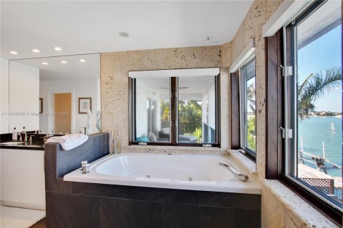 House in Miami Beach, Florida 5 bedrooms, 483.28 sq.m. № 1922518 - photo 15