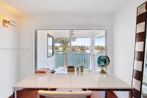 House in Miami Beach, Florida 5 bedrooms, 483.28 sq.m. № 1922518 - photo 26
