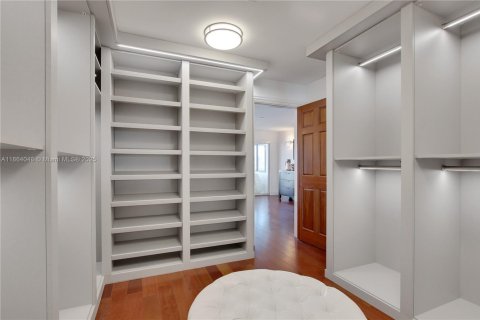 House in Miami Beach, Florida 5 bedrooms, 483.28 sq.m. № 1922518 - photo 17