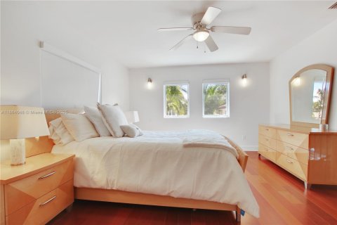 House in Miami Beach, Florida 5 bedrooms, 483.28 sq.m. № 1922518 - photo 19