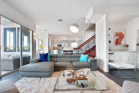 House in Miami Beach, Florida 5 bedrooms, 483.28 sq.m. № 1922518 - photo 12