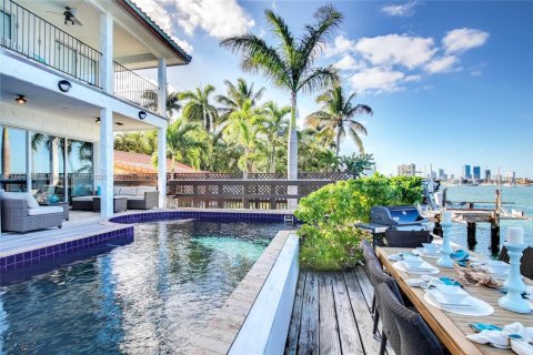 House in Miami Beach, Florida 5 bedrooms, 483.28 sq.m. № 1922518 - photo 1