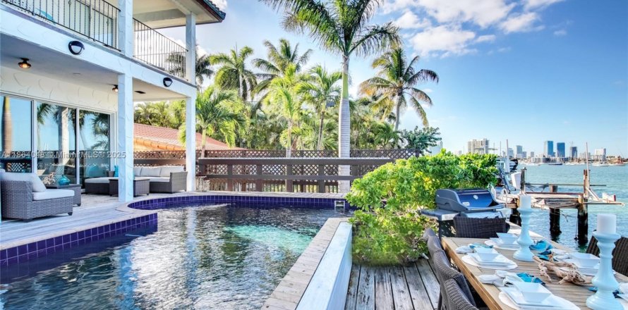 House in Miami Beach, Florida 5 bedrooms, 483.28 sq.m. № 1922518