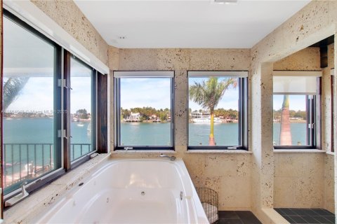 House in Miami Beach, Florida 5 bedrooms, 483.28 sq.m. № 1922518 - photo 14