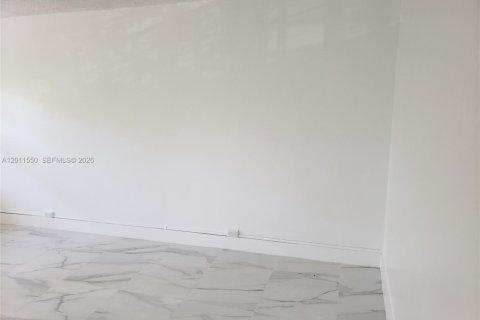 Снять в аренду кондоминиум в Пемброк-Пайнс, Флорида 2 спальни, 88.54м2, № 2076593 - фото 4