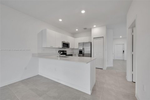 Townhouse in Miami, Florida 3 bedrooms, 157.47 sq.m. № 1968416 - photo 12