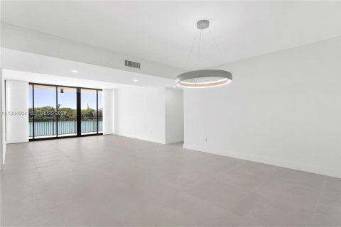 Снять в аренду кондоминиум в Майами, Флорида 3 спальни, 186.73м2, № 2050838 - фото 5