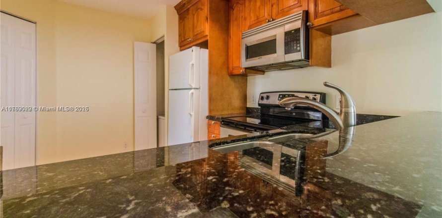 Condominio en Coral Springs, Florida, 2 dormitorios № 1958889