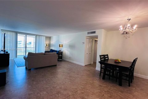 Condo in Miami, Florida, 2 bedrooms  № 1489492 - photo 6