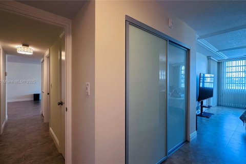 Condo in Miami, Florida, 2 bedrooms  № 1489492 - photo 13