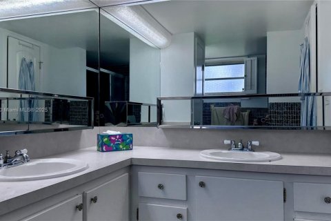 Condo in Miami, Florida, 2 bedrooms  № 1489492 - photo 15