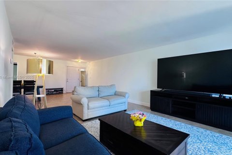 Condo in Miami, Florida, 2 bedrooms  № 1489492 - photo 3