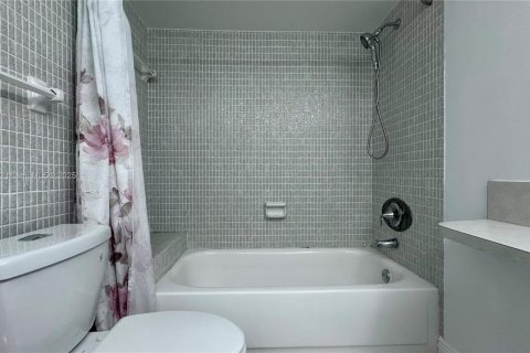 Condo in Miami, Florida, 2 bedrooms  № 1489492 - photo 20