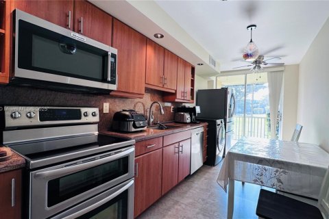 Condo in Miami, Florida, 2 bedrooms  № 1489492 - photo 21