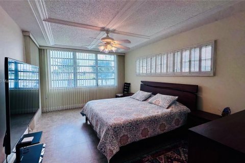 Condo in Miami, Florida, 2 bedrooms  № 1489492 - photo 11