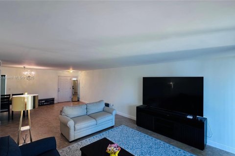Condo in Miami, Florida, 2 bedrooms  № 1489492 - photo 7