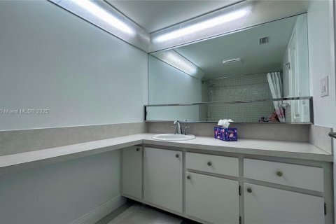 Condo in Miami, Florida, 2 bedrooms  № 1489492 - photo 19