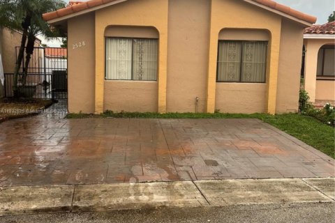 Снять в аренду виллу или дом в Хайалиа, Флорида 3 спальни, 109.35м2, № 1946139 - фото 1