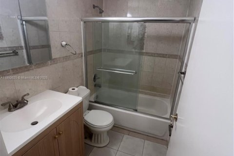 Снять в аренду виллу или дом в Хайалиа, Флорида 3 спальни, 109.35м2, № 1946139 - фото 2