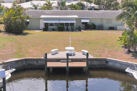 House in Punta Gorda, Florida 2 bedrooms, 144.56 sq.m. № 1743351 - photo 4